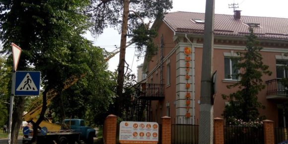 Мийка фасаду будівлі компанії «Мати і дитя»