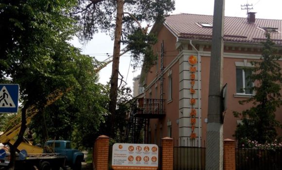 Мийка фасаду будівлі компанії «Мати і дитя»